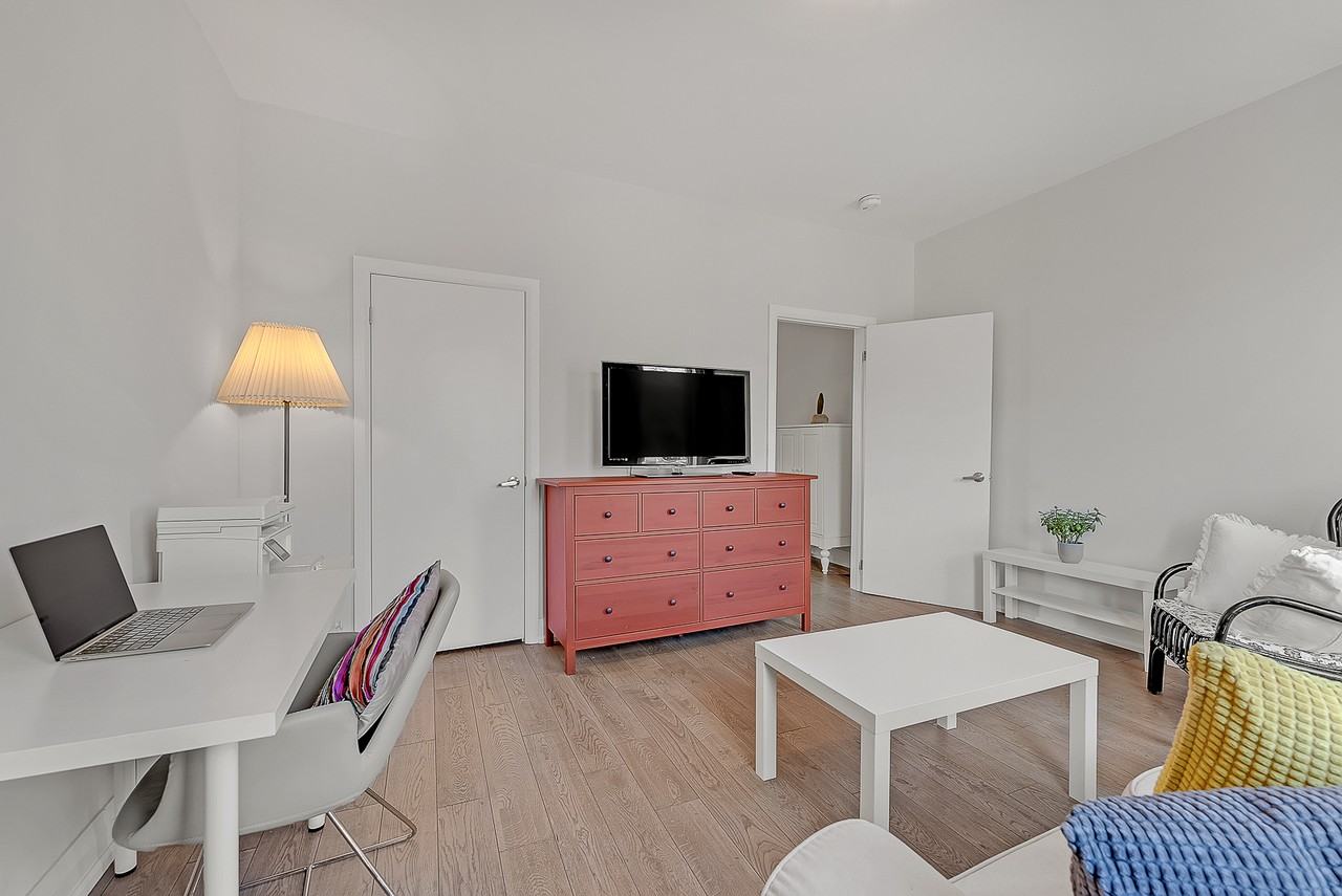 Markham St & College St - Photo 4 of 21