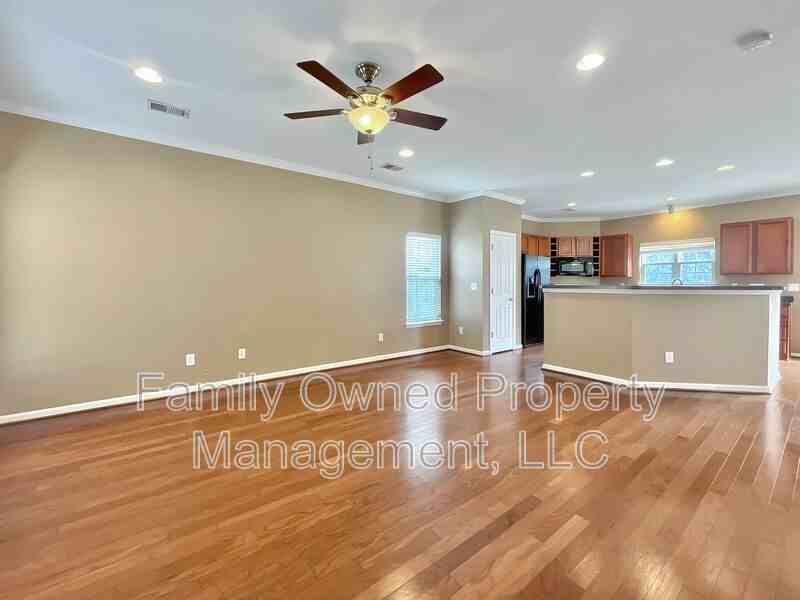 320 Burton Ct - Photo 3 of 27