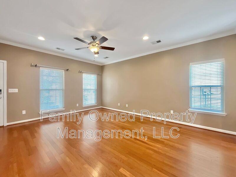 320 Burton Ct - Photo 4 of 27