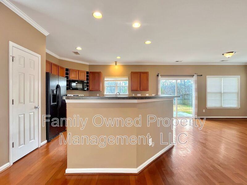 320 Burton Ct - Photo 5 of 27
