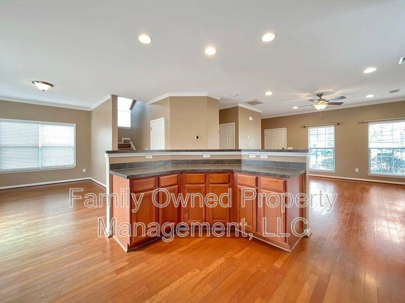 320 Burton Ct - Photo 6 of 27