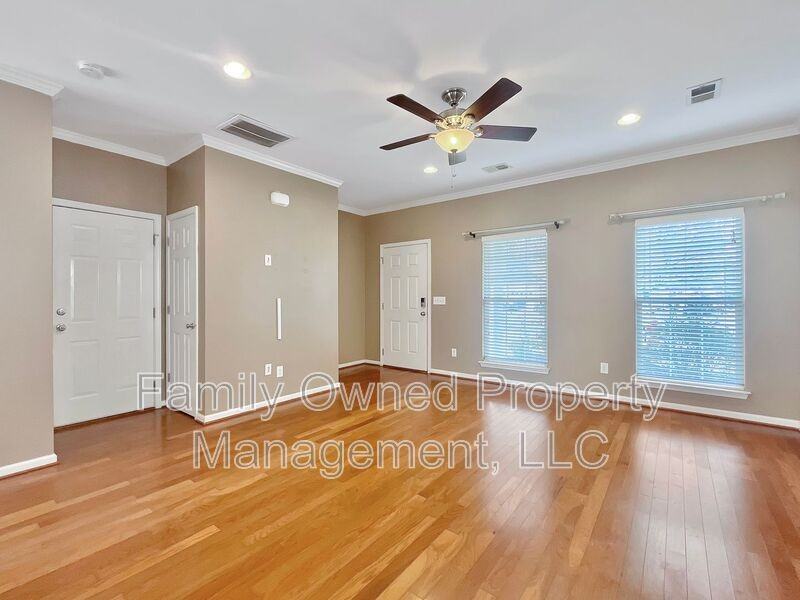 320 Burton Ct - Photo 7 of 27