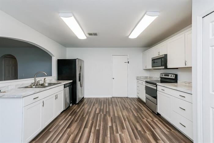 10511 Maronda Dr - Photo 2 of 15