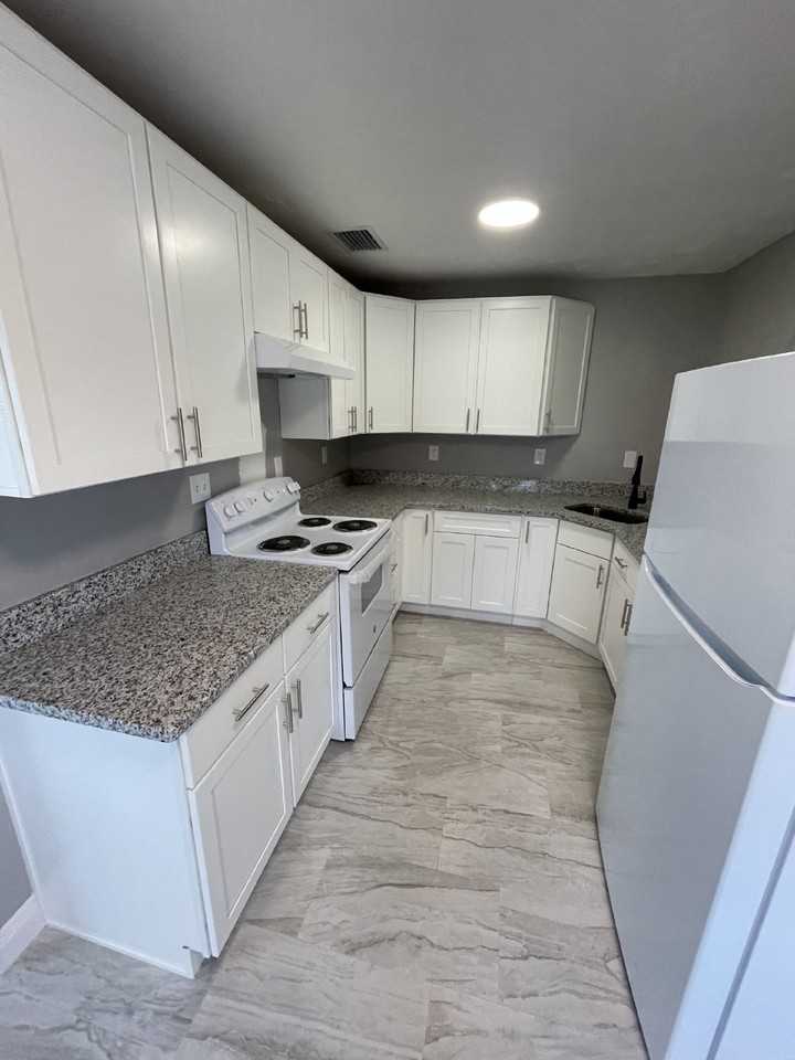 2466 Pepper Ave - Photo 3 of 11