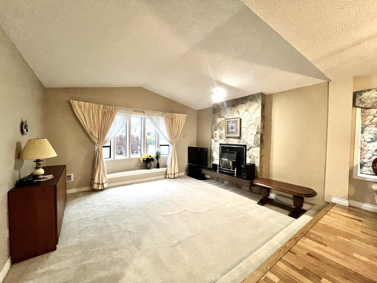 1909 Southmere Crescent East - Photo 3 of 15