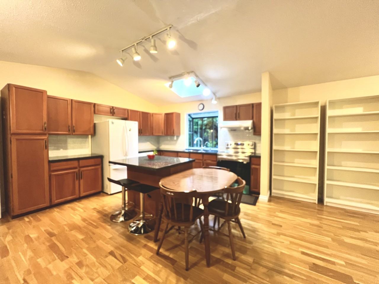 1909 Southmere Crescent East - Photo 6 of 15