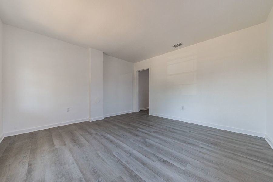 243 Avenue L Ne - Photo 2 of 7