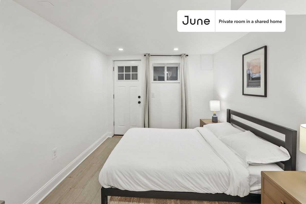 529 42nd St Ne #D - Photo 2 of 24
