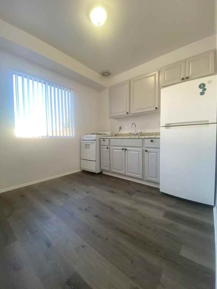 Royal Palms Apartments - Photo 2 of 13