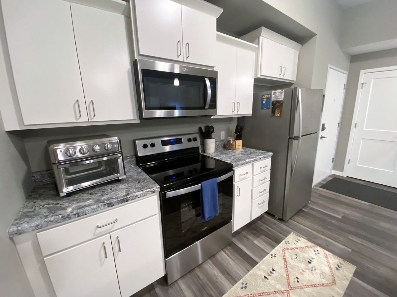 325 Florence Ave - Photo 4 of 10