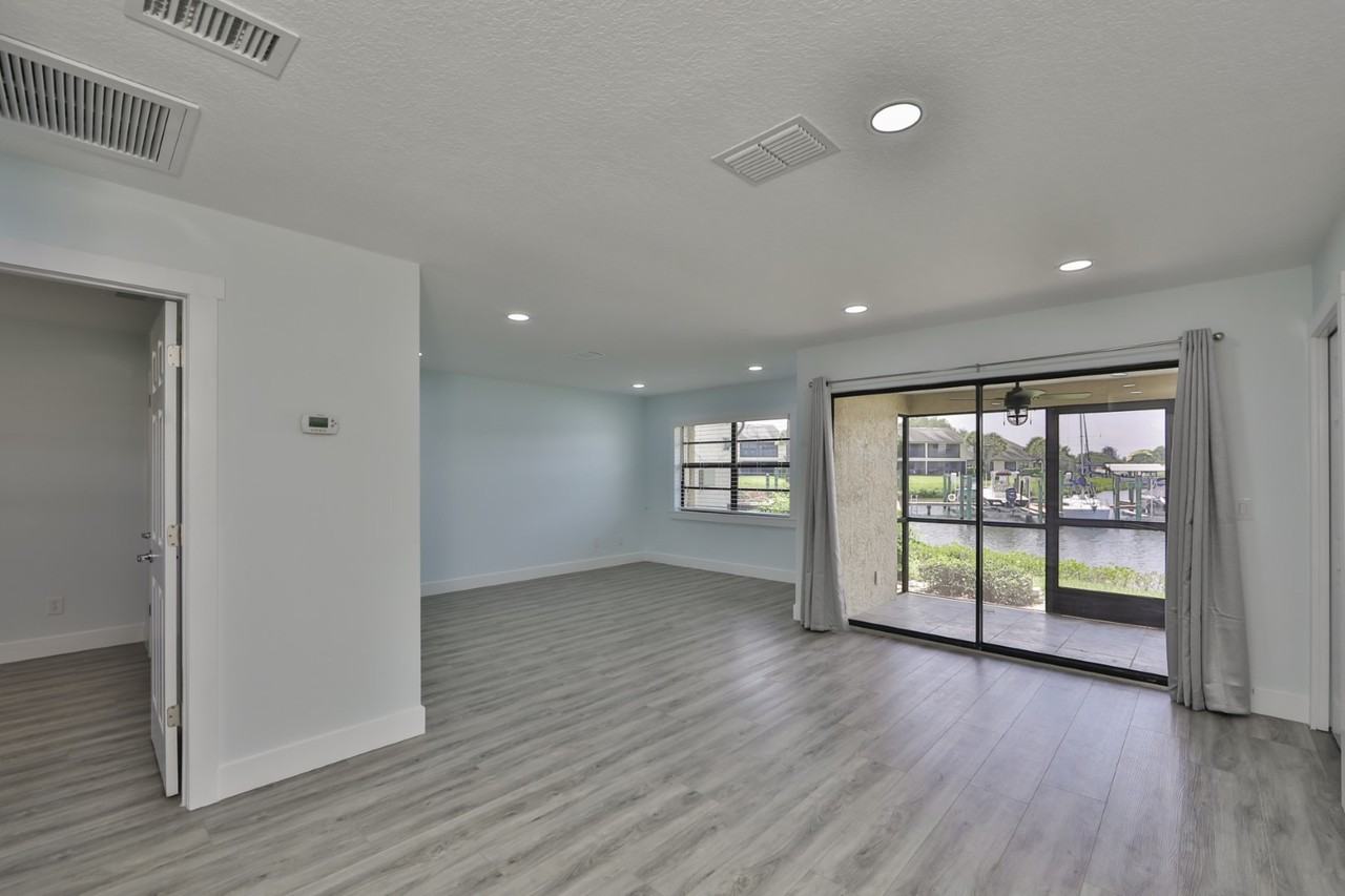 652 Yardarm Dr - Photo 3 of 48