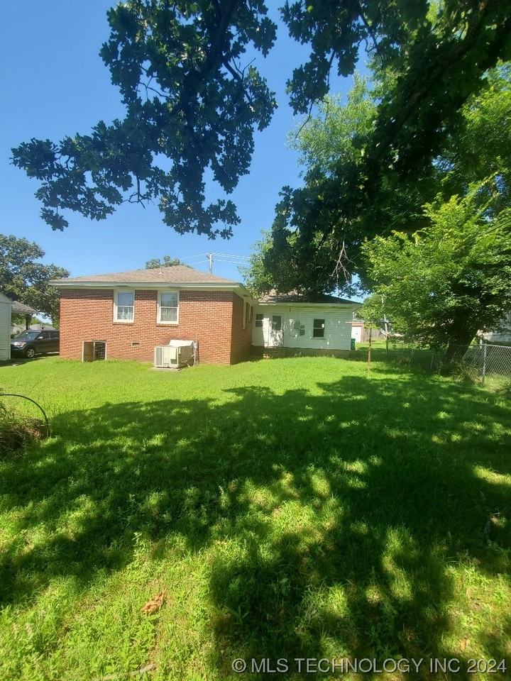 205 N Boyd St - Photo 3 of 13