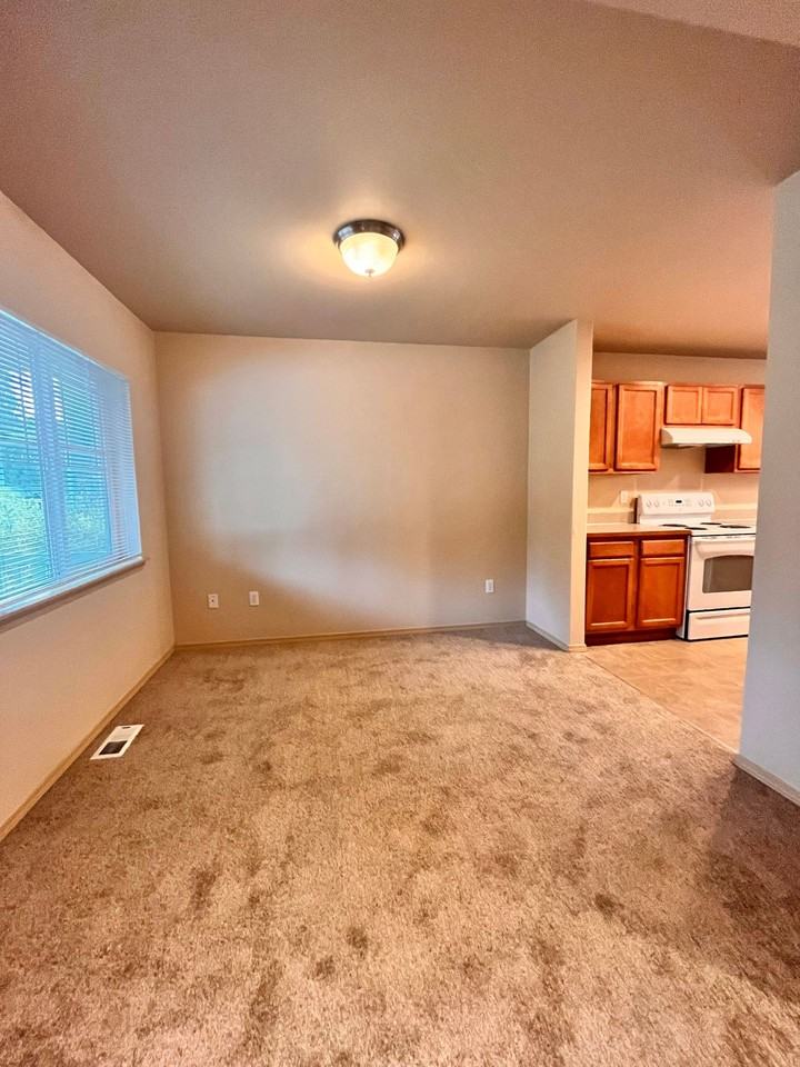 15518 87th Ave E - Photo 5 of 45