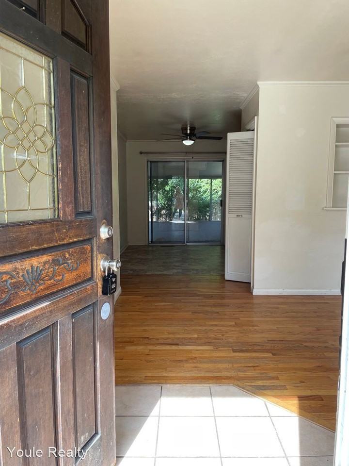 1217 Southridge Dr - Photo 2 of 48