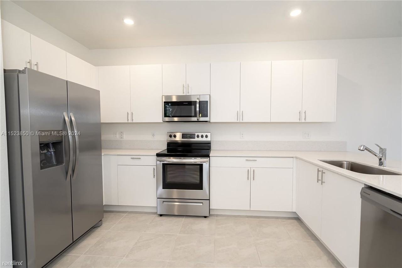 266 Sw 159th Pl - Photo 2 of 10