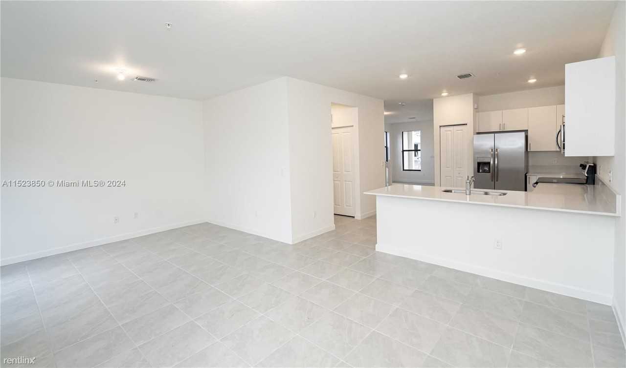 266 Sw 159th Pl - Photo 3 of 10