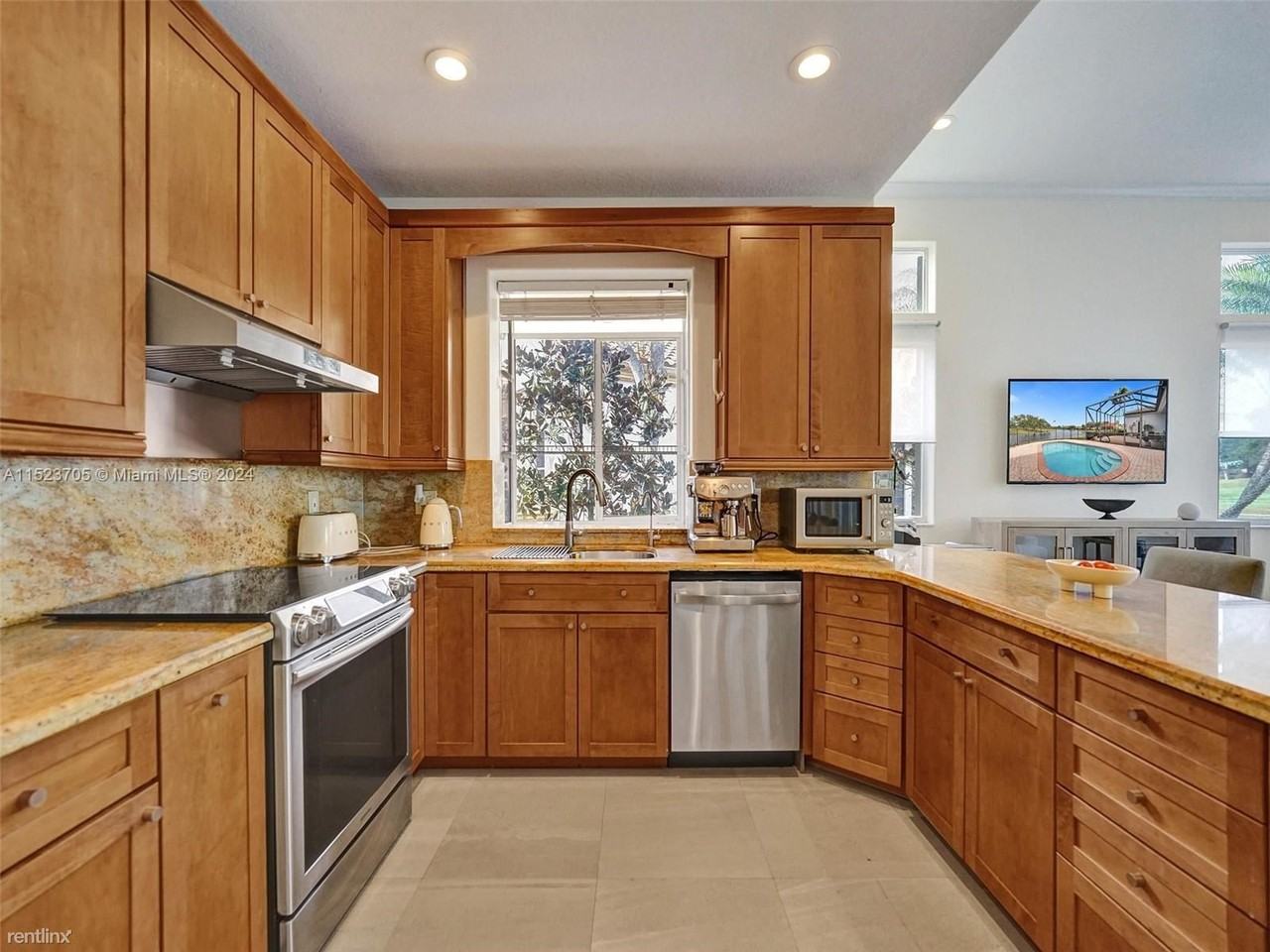 2716 Oakmont Ct - Photo 2 of 10
