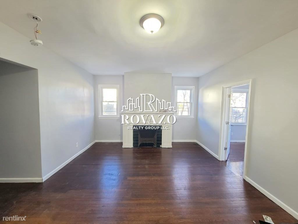 102 Grumman Ave - Photo 3 of 7