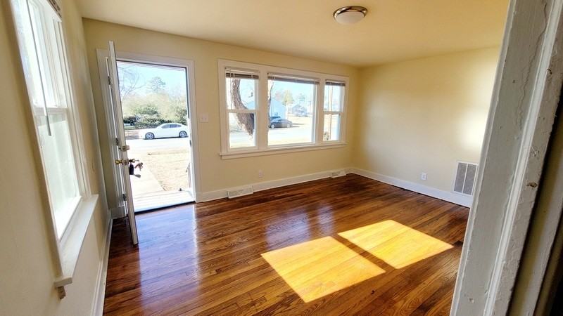 3811 Larry St - Photo 5 of 11