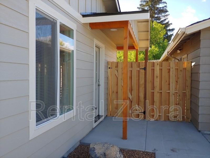 374 Se Garner St - Photo 2 of 13