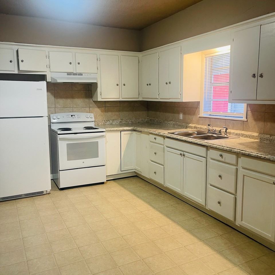 4030 Howard St - Photo 2 of 7