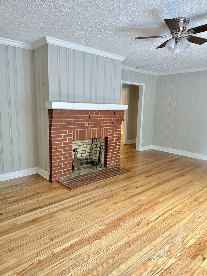 205 Crest Dr - Photo 2 of 18