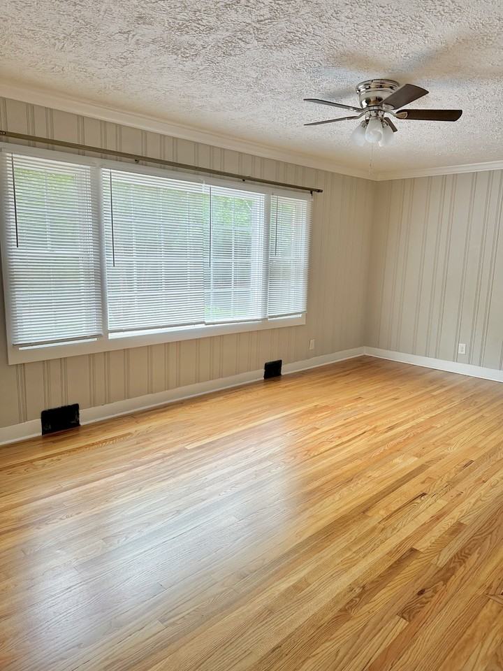 205 Crest Dr - Photo 3 of 18