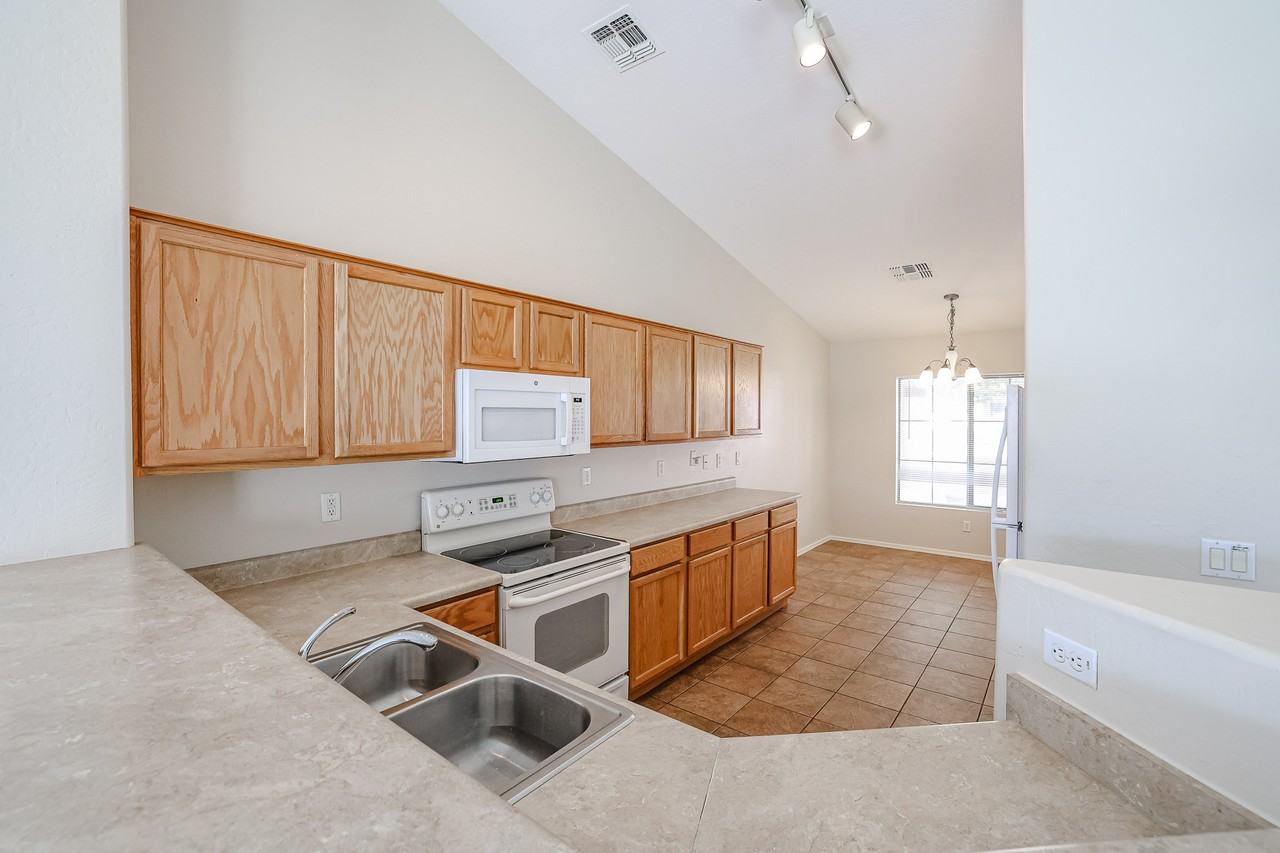 6718 S Garnet Way - Photo 6 of 38