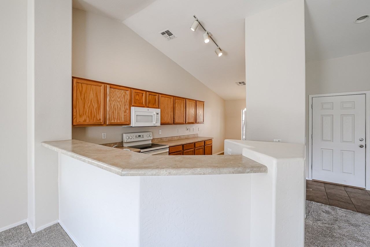 6718 S Garnet Way - Photo 7 of 38