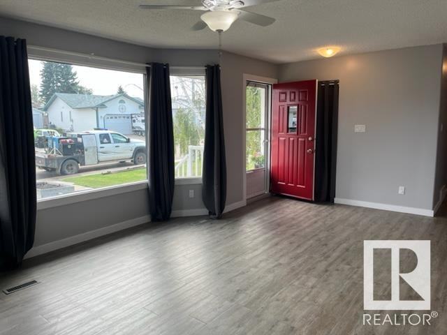 4550 56 Ave - Photo 2 of 20