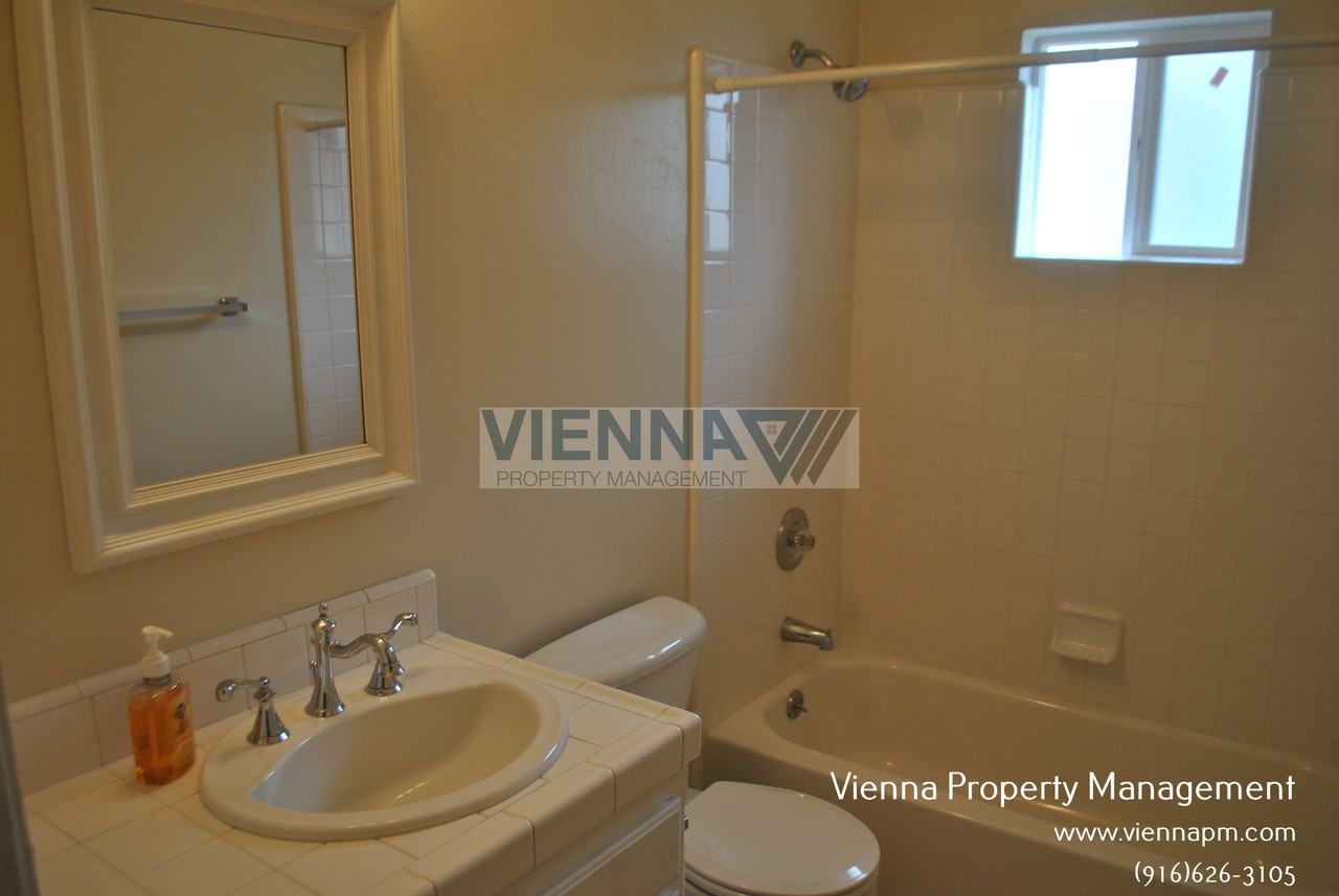 500 E St - Photo 2 of 6