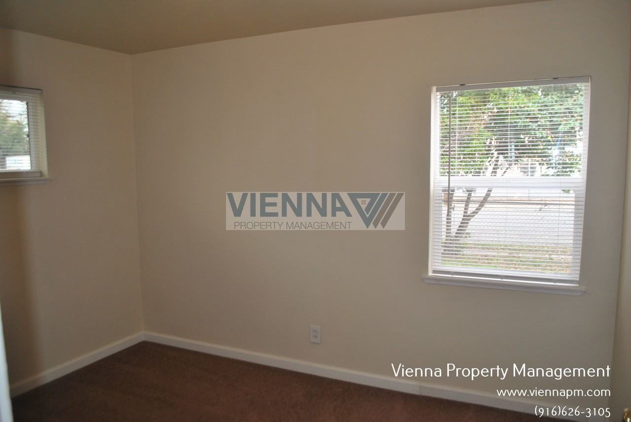 500 E St - Photo 3 of 6