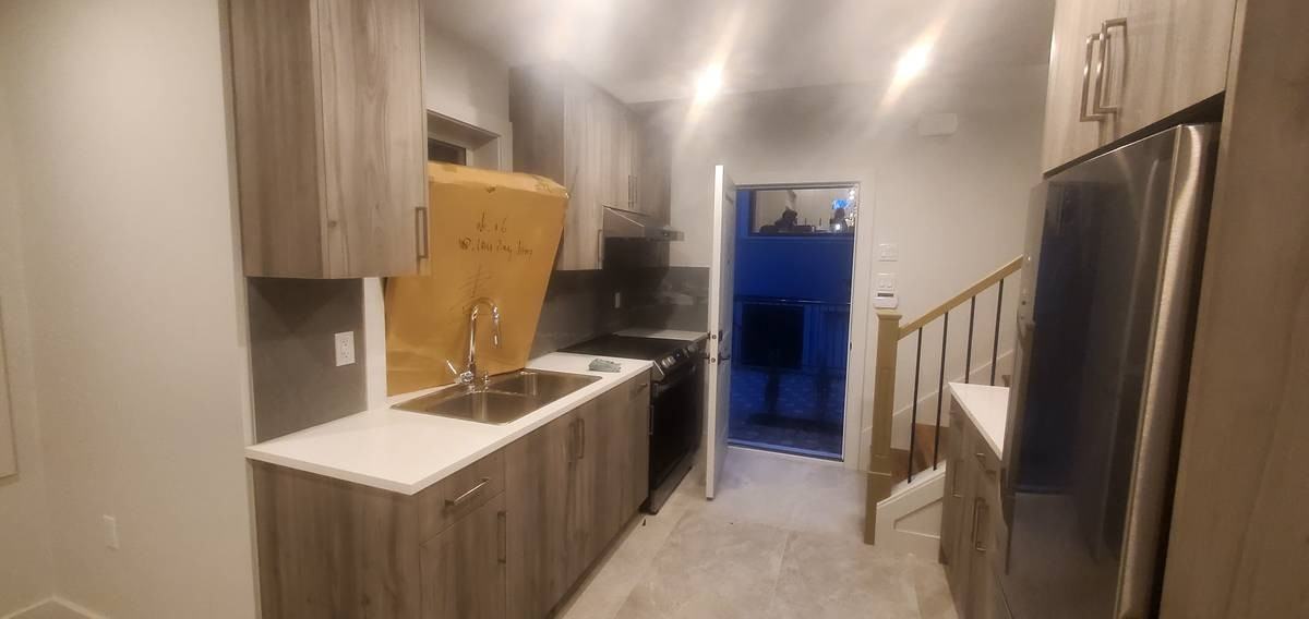 2575 West 15th Avenue, Vancouver, BC V6K 2Z3 2 Bedroom House for 3,200