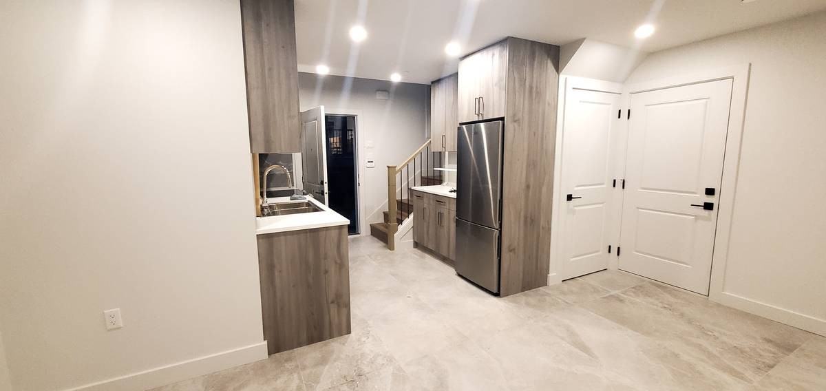 2575 West 15th Avenue, Vancouver, BC V6K 2Z3 2 Bedroom House for 3,200