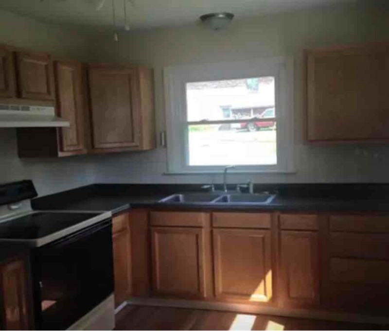 2605 E Grove St - Photo 2 of 8