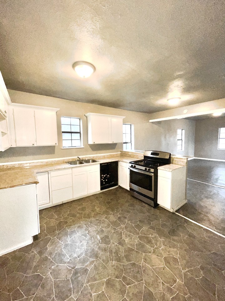 101 Broad St - Photo 3 of 13