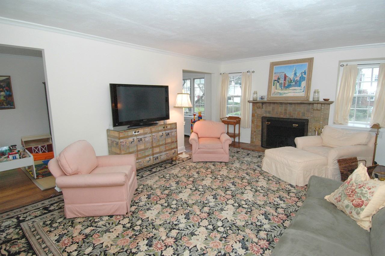 282 Rockingstone Ave - Photo 3 of 19