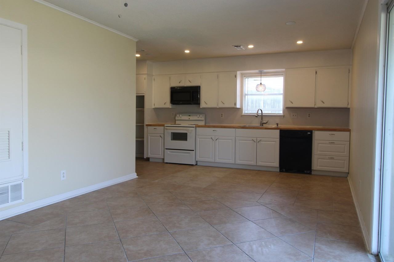 3303 Brookbend Dr - Photo 5 of 15
