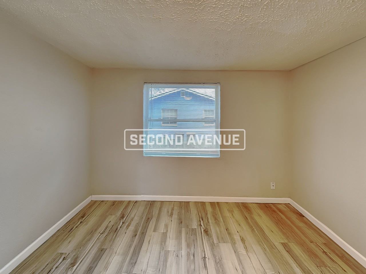 1656 W 30th St - Photo 5 of 18