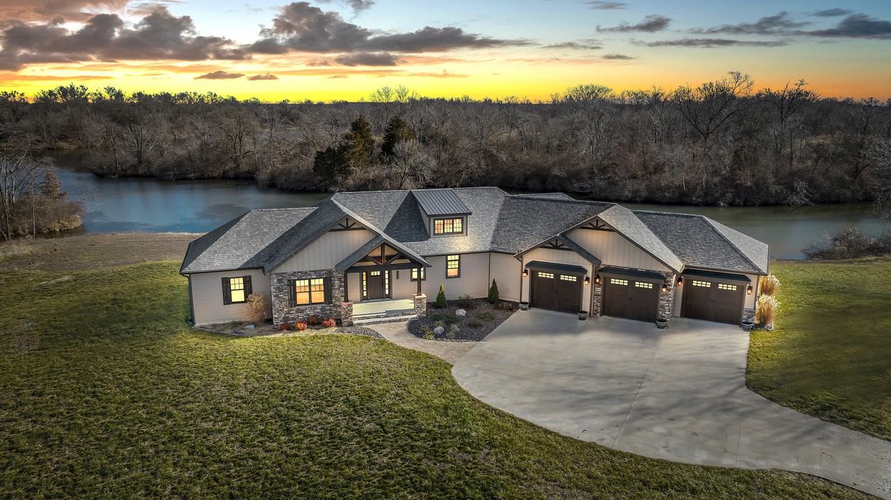 726 Hidden Lakes Rd - Photo 2 of 40