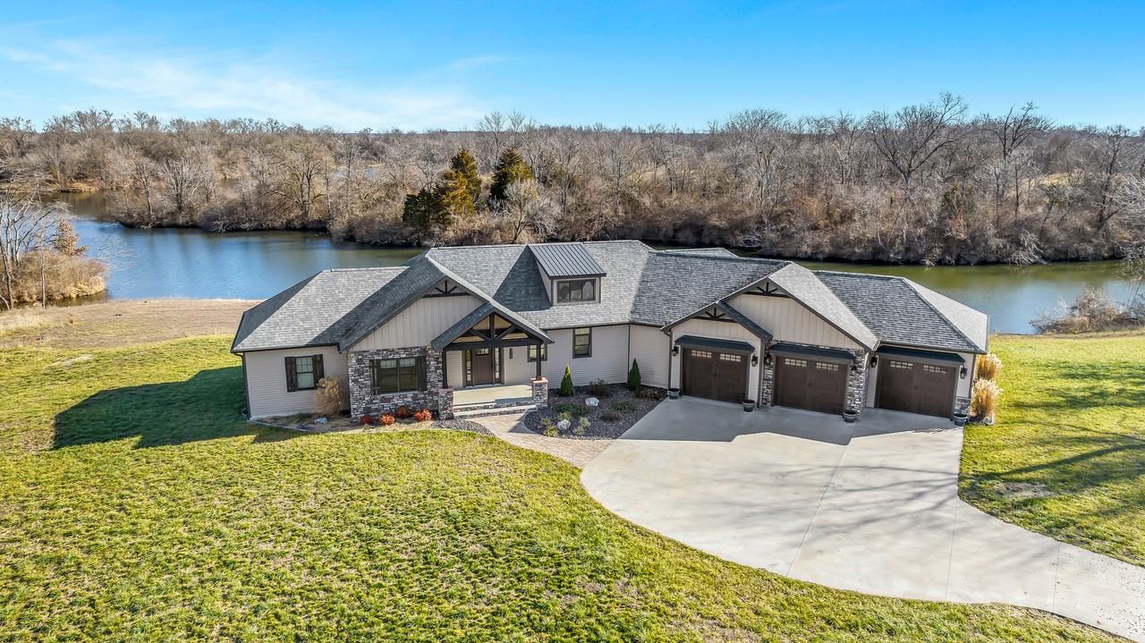 726 Hidden Lakes Rd - Photo 3 of 40