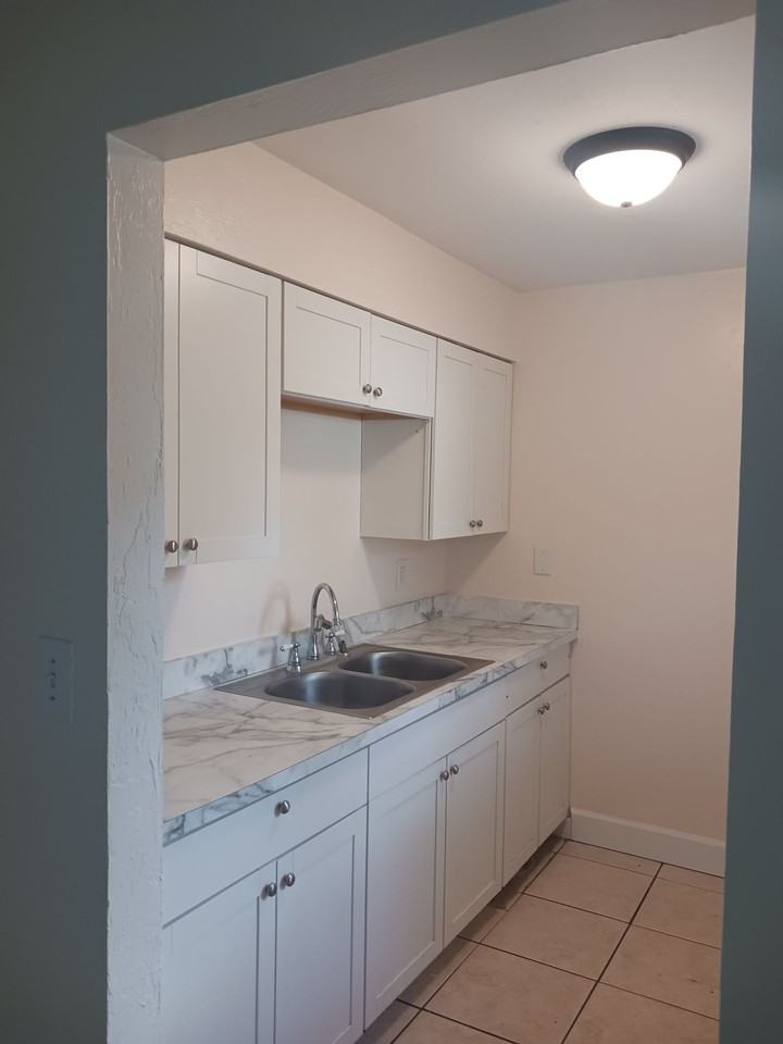 615 SW 67TH TER - Photo 2 of 10