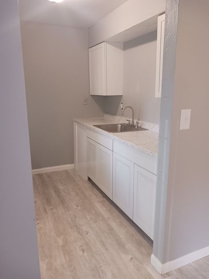 615 SW 67TH TER - Photo 4 of 10