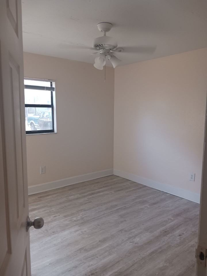 615 SW 67TH TER - Photo 6 of 10