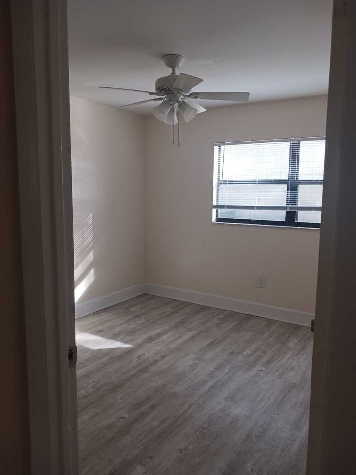 615 SW 67TH TER - Photo 7 of 10