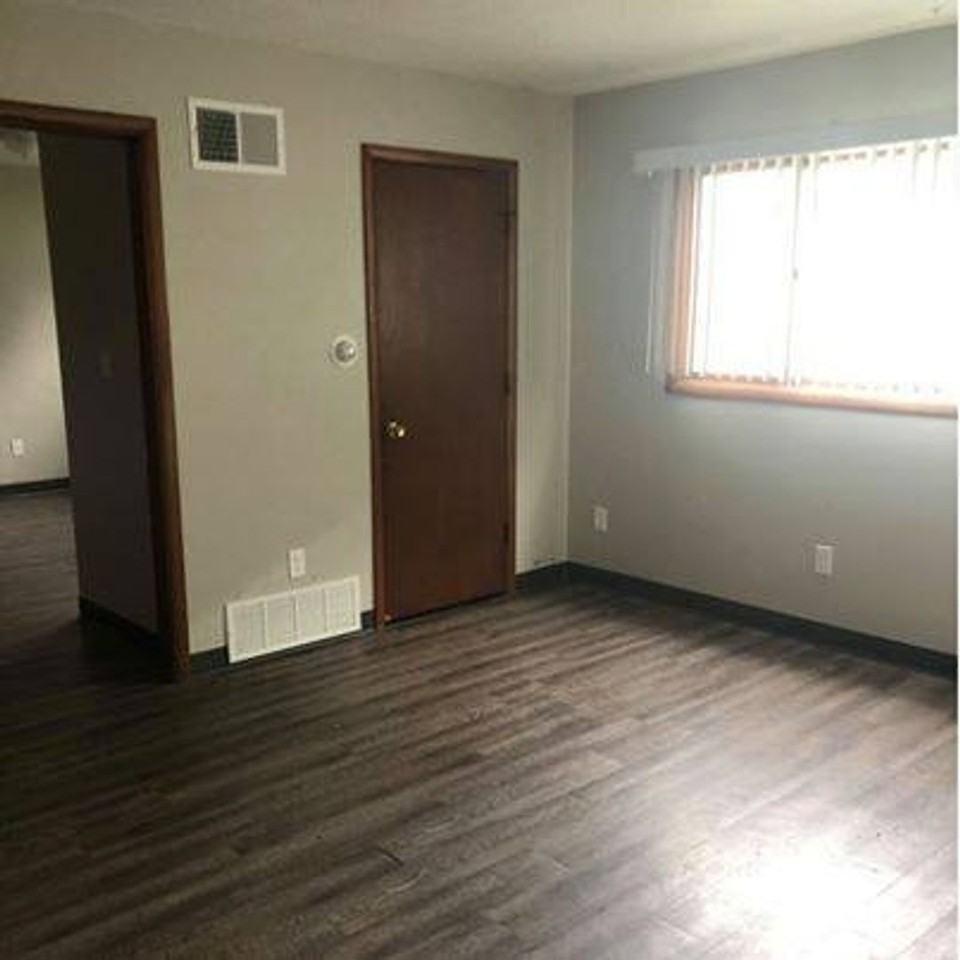 Colonial Manor - Photo 3 of 13