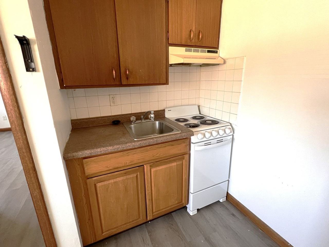 Colonial Manor - Photo 4 of 13