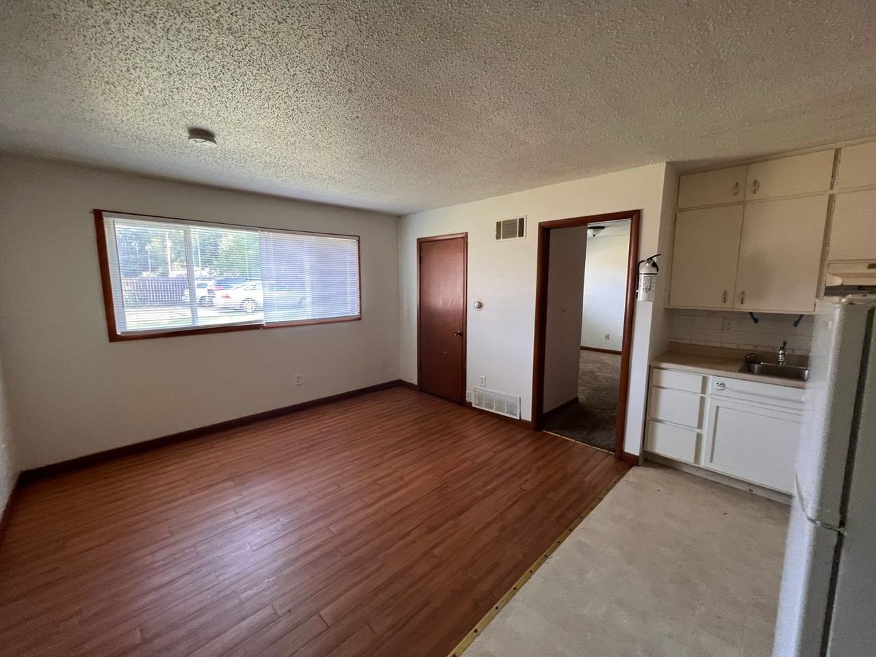 Colonial Manor - Photo 6 of 13