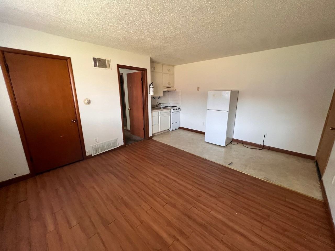 Colonial Manor - Photo 7 of 13