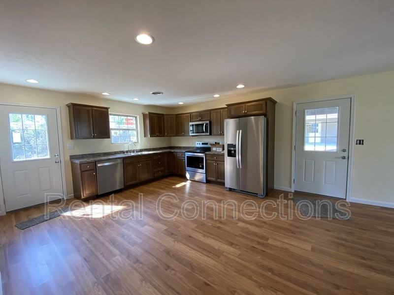 1815 Bridge St - Photo 4 of 10